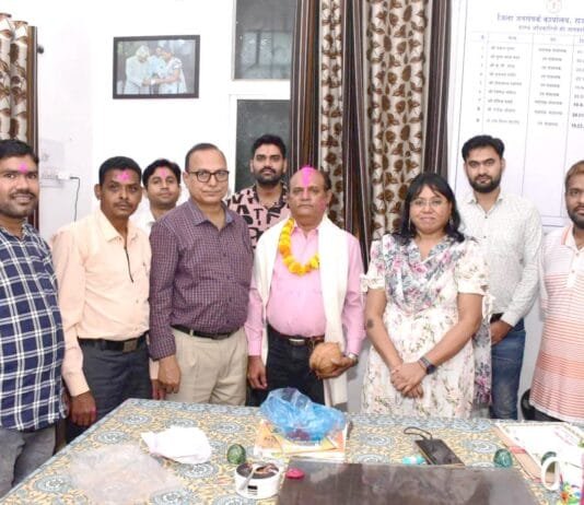 राजनांदगांव : जनसंपर्क कार्यालय में पदस्थ चौकीदार विजय कुमार उजवने को सेवानिवृत्त होने पर दी गई भावभीनी विदाई…