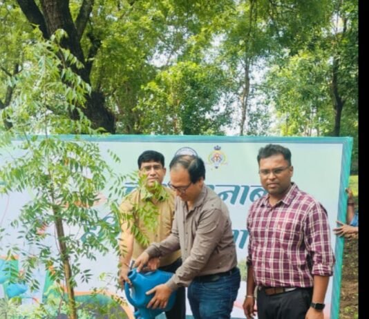 राजनांदगांव : हरियर राजनांदगांव के लिये कलेक्टर अग्रवाल ने बंगला में लगाये नीम व बेल के पौधे…