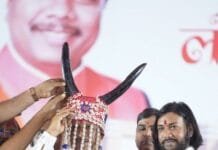 रायपुर : कार्यक्रम के शुभारंभ के अवसर पर मुख्यमंत्री विष्णु देव साय का गौर सिंग मुकुट पहनाकर आत्मीय स्वागत किया गया…