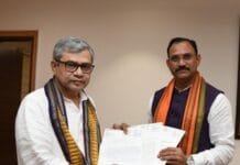 रायपुर : छत्तीसगढ़ के स्वास्थ्य मंत्री श्याम बिहारी जायसवाल ने केंद्रीय रेल मंत्री से की मुलाकात…