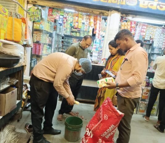 खैरागढ : चलित खाद्य प्रयोगशाला की टीम ने किराना एवं मिठाई दुकानों से लिया सेम्पल…