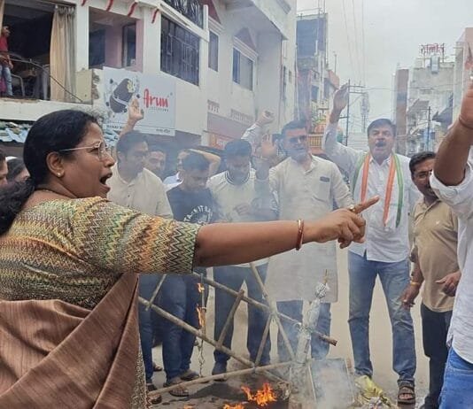 राजनांदगांव: महापौर हेमा देशमुख के नेतृत्व में सांसद अनुराग सिंह ठाकुर का पुतला दहन…