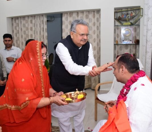 राजनांदगांव : विधानसभा अध्यक्ष डॉ. रमन सिंह ने प्रसिद्ध कथावाचक पंडित प्रदीप मिश्रा से सौंजन्य भेंट की…