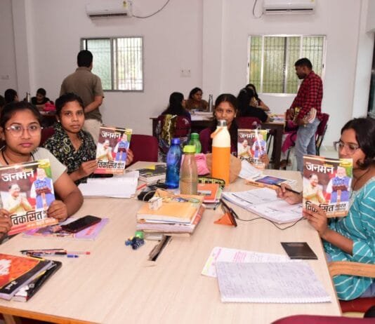 राजनांदगांव : जनसंपर्क विभाग द्वारा प्रकाशित छत्तीसगढ़ जनमन एवं हम सबके राम पत्रिका का डिजिटल लाईब्रेरी में विद्यार्थियों को किया गया नि:शुल्क वितरण…