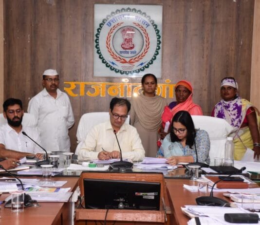 राजनांदगांव : कलेक्टर ने संवेदनशीलता पूर्वक जनदर्शन में जनसामान्य की समस्याएं एवं शिकायतें सुनी…