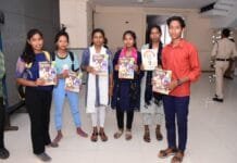 साप्ताहिक जनदर्शन में पहुंचे ग्रामीणों, जनसमान्य एवं आगंतुकों को जनसंपर्क विभाग द्वारा प्रकाशित छत्तीसगढ़ जनमन मासिक पत्रिका का नि:शुल्क वितरण…