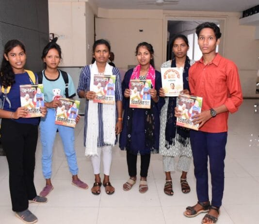 साप्ताहिक जनदर्शन में पहुंचे ग्रामीणों, जनसमान्य एवं आगंतुकों को जनसंपर्क विभाग द्वारा प्रकाशित छत्तीसगढ़ जनमन मासिक पत्रिका का नि:शुल्क वितरण…