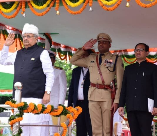 राजनांदगांव : विधानसभा अध्यक्ष डॉ. रमन सिंह ने ध्वजारोहण कर परेड की सलामी ली…