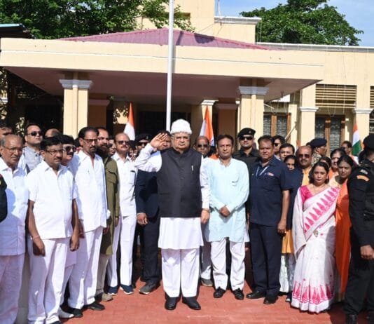 राजनांदगांव : विधानसभा अध्यक्ष डॉ. रमन सिंह ने स्पीकर हाऊस में किया ध्वजारोहण…