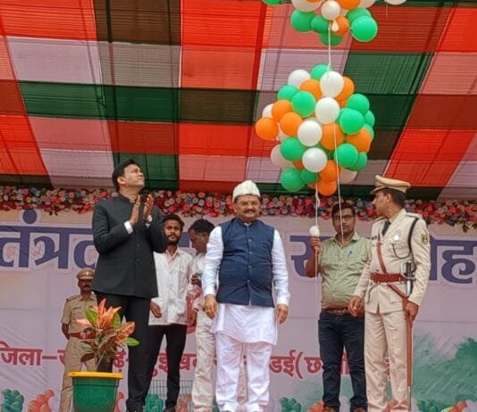 खैरागढ : स्वतंत्रता दिवस के अवसर पर मुख्य अतिथि संतोष पांडे किया ध्वजारोहण…