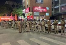 पुलिस द्वारा सुरक्षा एवं कानून व्यवस्था के मद्देनजर थानों के संदिग्ध क्षेत्रो चौक चौराहों पर पैदल पेट्रोलिंग कर सघन चेकिंग…