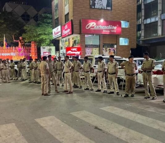 पुलिस द्वारा सुरक्षा एवं कानून व्यवस्था के मद्देनजर थानों के संदिग्ध क्षेत्रो चौक चौराहों पर पैदल पेट्रोलिंग कर सघन चेकिंग…