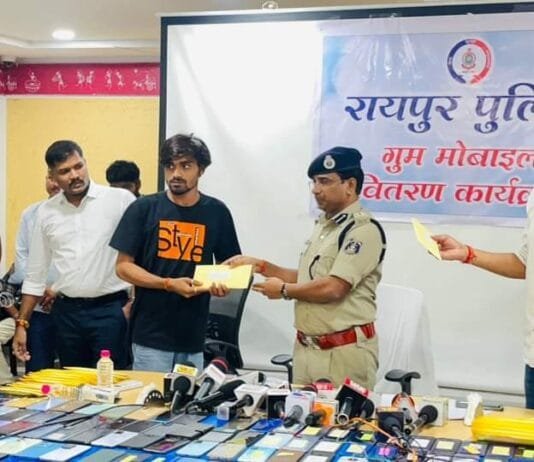 रायपुर : 1 करोड़ कीमत के गुम हुए कुल 450 नग मोबाईल को विभिन्न राज्यों से ढूंढ कर मोबाईल फोन स्वामियों को किया वापस…