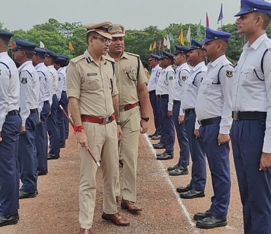 राजनांदगांव : पुलिस महानिरीक्षक राजनांदगांव रेंज दीपक कुमार झा द्वारा रक्षित आरक्षी केन्द्र राजनांदगांव का किया गया परेड़ निरीक्षण…