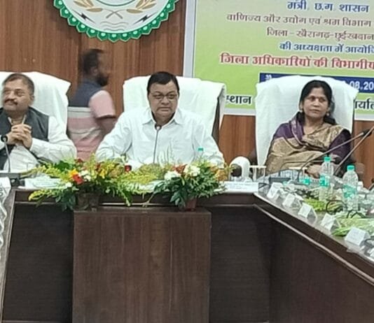 खैरागढ : शासन की जनकल्याणकारी योजनाओं का जमीनी स्तर पर क्रियान्वयन हो – प्रभारी मंत्री देवांगन…