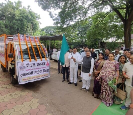 खैरागढ : जिले के प्रभारी मंत्री लखन लाल देवांगन ने पीएम जनमन लाभार्थी संतृप्ति शिविर रथ को हरी झंडी दिखाकर किया रवाना…