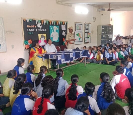 राजनांदगांव: यातायात पुलिस द्वारा वेसलियन, गुरूनानक एवं संस्कार सिटी स्कूल में विद्यार्थियों को पढ़ाया यातायात का पाठ…