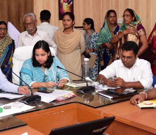 राजनांदगांव : कलेक्टर ने गंभीरतापूर्वक जनदर्शन में जनसामान्य की समस्याएं एवं शिकायतें सुनी…