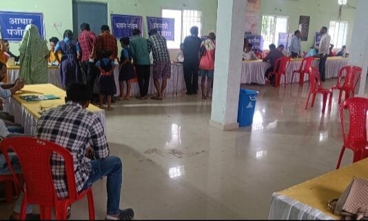 राजनांदगांव : रेवाडीह में जनसमस्या निवारण शिविर में आवास, नजूल पट्टा, राशन कार्ड, पानी की समस्या संबंधी अनेकों आवेदन…