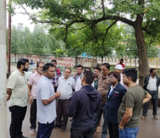 राजनांदगांव : सफाई निरीक्षण में आज आयुक्त 18 एकड़ एसएलआरएम सेन्टर एवंकॉलोनी में सफाई देख कर्मियों से की चर्चा…