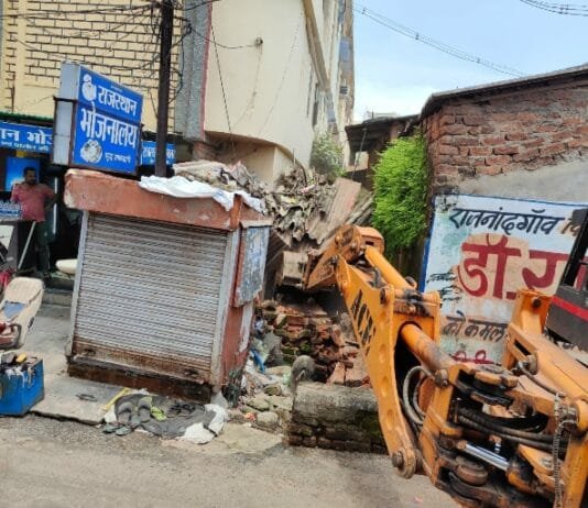 राजनांदगांव : नगर निगम का अतिक्रमण तोडू दस्ता ने अग्रसेन भवन के पीछे बना स्ट्रक्चर तोड़ा…