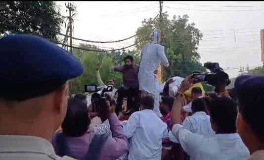 रायपुर : भिलाई विधायक देवेंद्र यादव के गिरफ़्तारी का विरोध, रायपुर में युवा कांग्रेस कर रही प्रदर्शन…