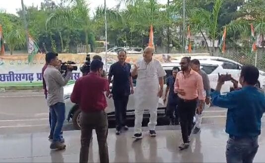 रायपुर : राजीव गांधी की जयंती पर नेता प्रतिपक्ष चरण दास महंत सहित सभी कांग्रेस विधायकों ने पुष्पांजलि अर्पित की…