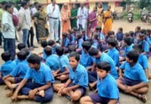 राजनांदगांव : जोरातराई स्कूल के विद्यार्थी शिक्षक को वापस लाने की मांग को लेकर पहुंचे BEO कार्यालय…