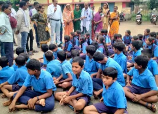 राजनांदगांव : जोरातराई स्कूल के विद्यार्थी शिक्षक को वापस लाने की मांग को लेकर पहुंचे BEO कार्यालय…