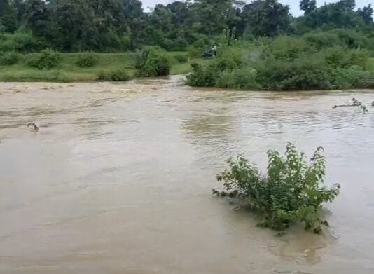 लगातार हो रही बारिश की वजह से नदी नाले ऊफान पर सरकारी ऑफिस के गेट के सामने भरा पानी…