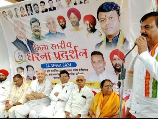 राजनांदगांव : महावीर चौक में विधायक की गिरफ्तारी पर कांग्रेस का धरना प्रदर्शन…