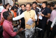 रायपुर : जनदर्शन मंच पर जाने से पूर्व मुख्यमंत्री साय ने दिव्यांगजनों से मुलाक़ात की…