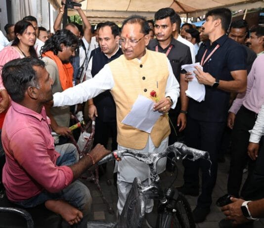 रायपुर : जनदर्शन मंच पर जाने से पूर्व मुख्यमंत्री साय ने दिव्यांगजनों से मुलाक़ात की…