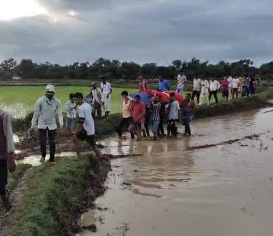मौत के बाद भी राह आसान नहीं, कीचड़ भरे रास्ते में अर्थी लें जाने ग्रामीण मजबूर…