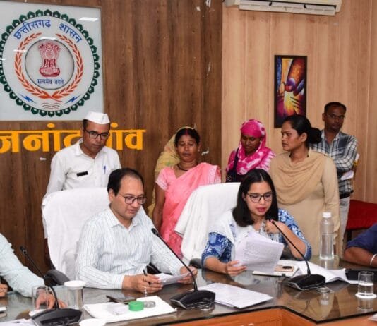 राजनांदगांव : कलेक्टर को जनदर्शन में नागरिकों ने बताई अपनी समस्याएं…