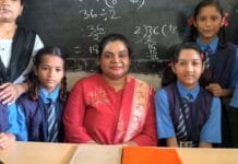 80% दिव्यांग होने के बाद भी हाथों में बैसाखी लिए वो गढ़ रहे हैं देश के बच्चों का उज्ज्वल भविष्य…