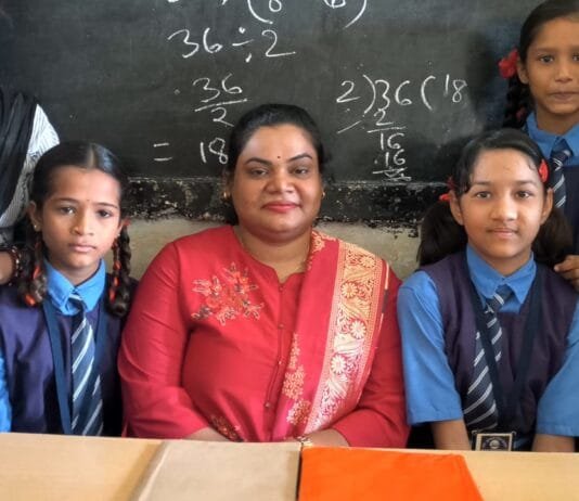 80% दिव्यांग होने के बाद भी हाथों में बैसाखी लिए वो गढ़ रहे हैं देश के बच्चों का उज्ज्वल भविष्य…