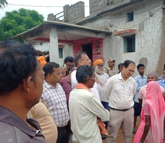 राजनांदगांव : बाढ़ प्रभावित परिवारों के राहत शिविर में रूकने तथा भोजन एवं अन्य आवश्यक व्यवस्था करने के दिए निर्देश…