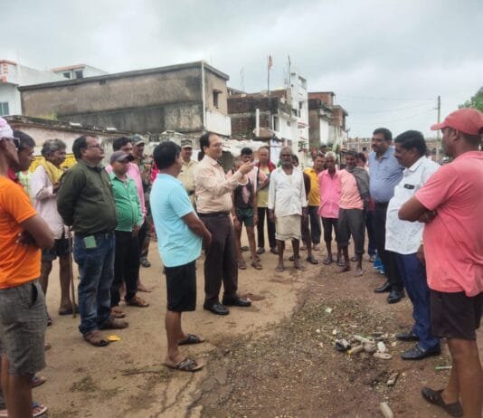 राजनांदगांव : कलेक्टर ने ग्राम बांकल में बाढ़ प्रभावित क्षेत्रों में राहत कार्यों का लिया जायजा…