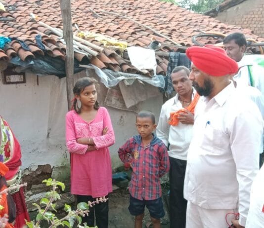 राजनांदगांव : बाढ़ प्रभावितों से मिलने पहुंचे शहर कांग्रेस अध्यक्ष व पदाधिकारी…