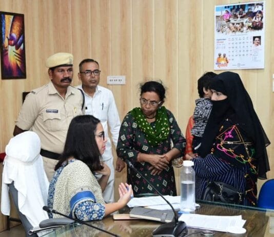 राजनांदगांव : जनदर्शन में नागरिकों ने समस्याओं के समाधान के लिए दिया आवेदन…