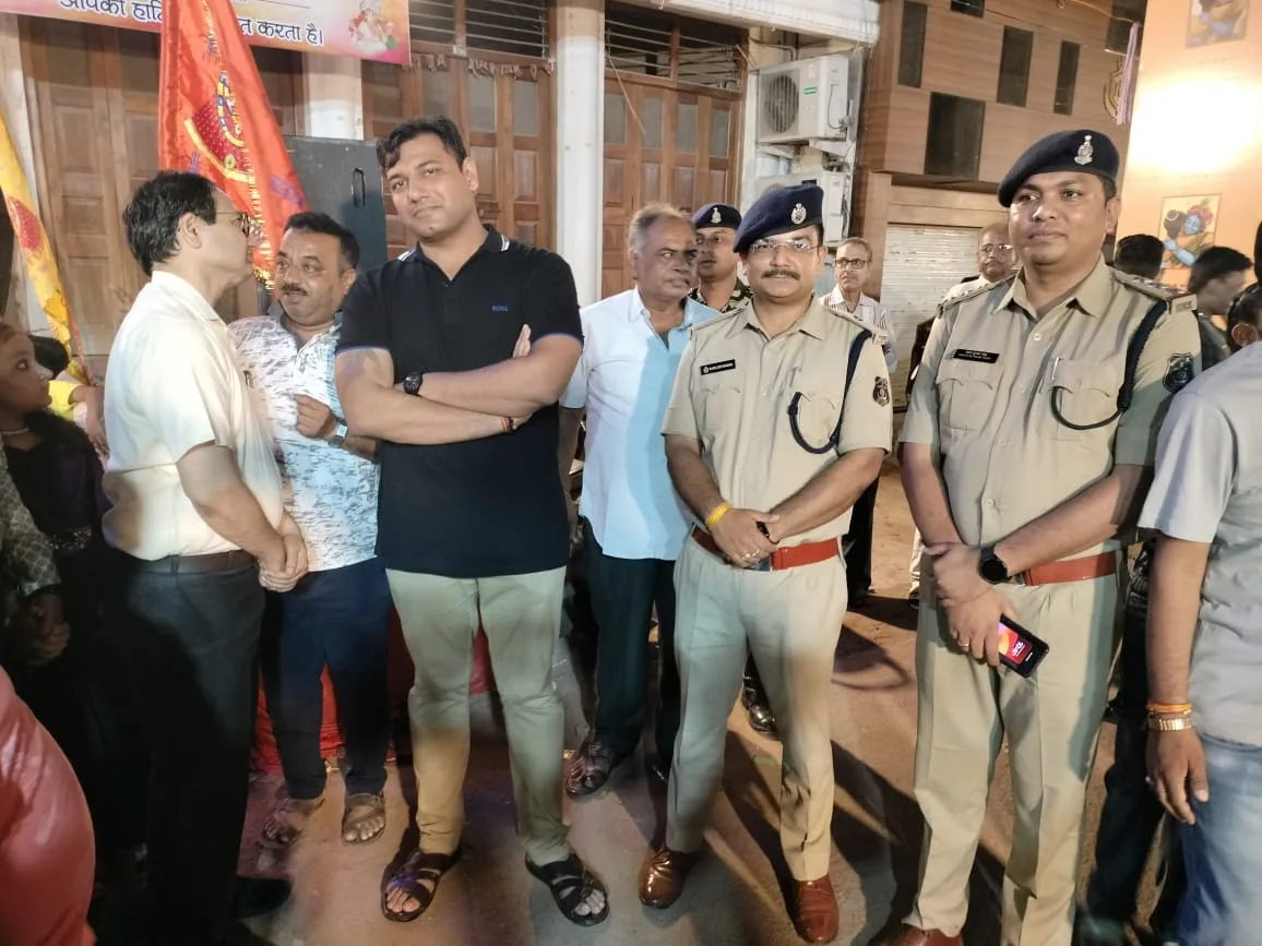 राजनांदगांव : पुलिस प्रशासन की मुस्तैदी से पूरे जिले में गणेश पर्व विर्सजन झांकियां परम्परा अनुसार निकाली गई…