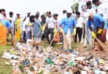 राजनांदगांव : कलेक्टर ने युवोदय बनकर की साफ-सफाई और ग्रामीणों को किया जागरूक…