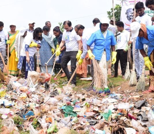 राजनांदगांव : कलेक्टर ने युवोदय बनकर की साफ-सफाई और ग्रामीणों को किया जागरूक…