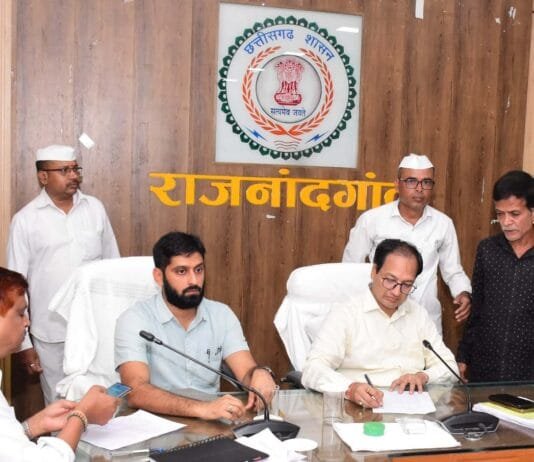 राजनांदगांव : कलेक्टर को जनदर्शन में नागरिकों ने बताई अपनी समस्याएं…