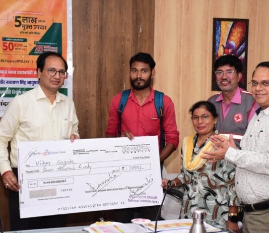 राजनांदगांव : कलेक्टर ने विद्या सागोंडे के किडनी ट्रांसप्लांट के लिए अग्रिम सहयोग राशि 1 लाख 50 हजार रूपए का चेक किया प्रदान…