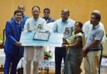 राजनांदगांव : मुख्यमंत्री ने विनोद कुमार टेम्बुकर को सर्वश्रेष्ठ स्वयंसेवक के रूप में किया सम्मानित…