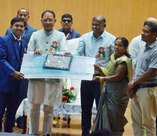 राजनांदगांव : मुख्यमंत्री ने विनोद कुमार टेम्बुकर को सर्वश्रेष्ठ स्वयंसेवक के रूप में किया सम्मानित…