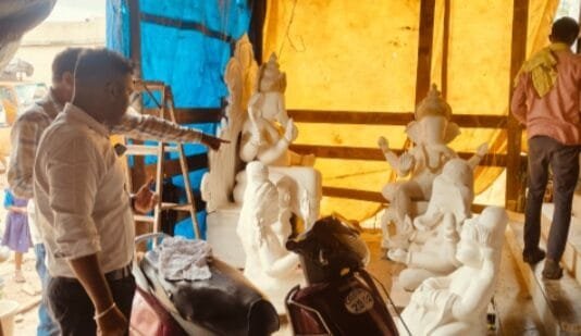 राजनांदगांव : गणेश प्रतिमा निर्माण स्थल निरीक्षण कर प्रतिमा देख आयुक्त ने प्लास्टर आफ पेरिस का उपयोग नही करने संबंधी मूर्तिकारों से ली जानकारी…