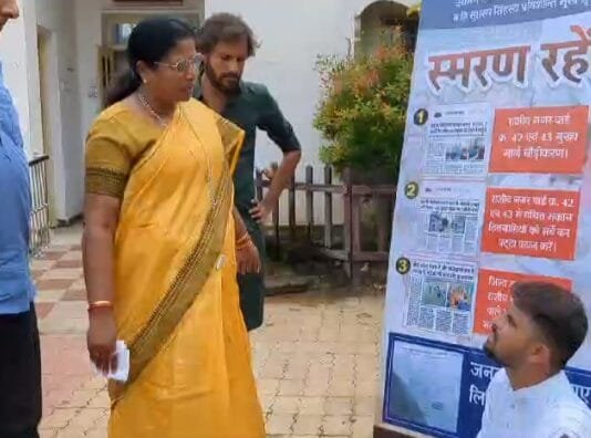 राजनांदगांव : सामान्य सभा के दौरान कांग्रेस पार्षद ऋषि शास्त्री अपनी मांग को लेकर सदन के बाहर धरने पर बैठे…